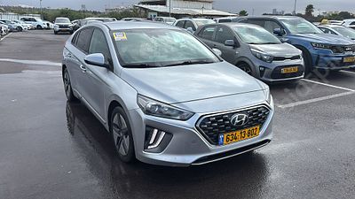 יונדאי איוניק מודל 2022. 126,145 ק"מ, יד שנייה. מחיר מחירון: ₪120,000. תיבת הילוכים: אוטומטי 