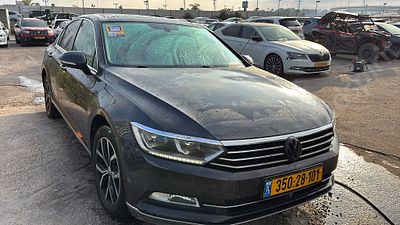 פולקסווגן פאסאט מודל 2017. 223,994 ק"מ, יד שנייה. מחיר מחירון: ₪52,000. תיבת הילוכים: אוטומטי 