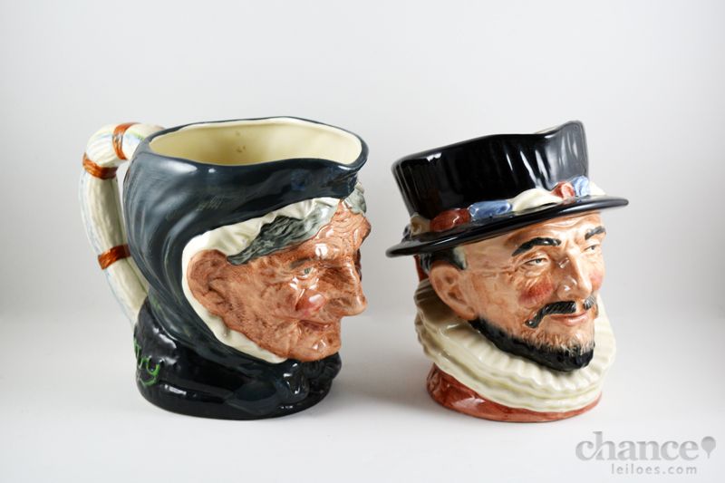 Par de Toby Jugs. Duas Canecas "Toby Jugs" em Cerâmica Inglesa Royal Doulton com decorações 