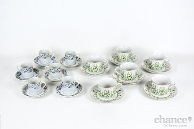 12 Chávenas em Porcelana Oriental com diferentes decorações florais. 6 de Chá e 6 de Café. Marcadas