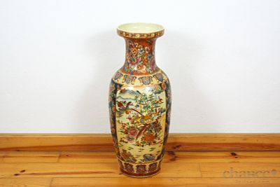 Jarrão Oriental. Jarrão em Porcelana Oriental ricamente decorado em policromia com relevos. Não