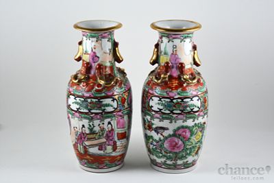 Par de Jarras em Porcelana Oriental com rica decoração policromada ao estilo Mandarim com