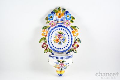 Pia de Água Benta em Porcelana Portuguesa de Vila Nova de Gaia com decoração floral policromada