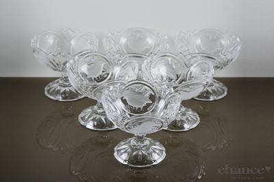 6 Taças de pé alto em Cristal com bordo recortado e decoração relevada de aves a fosco. Dim. 11 