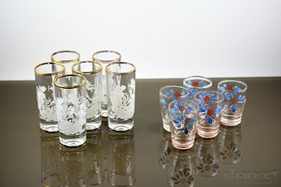 Copinhos. Dois Conjuntos de Copos: 5 Copinhos com decoração floral em tons de vermelho, azul e 