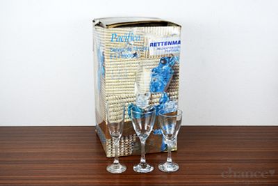 Copos em Vidro. 16 Copos em Vidro de pé alto com fuste espiralado: 6 de Vinho Tinto, 6 de Branco 