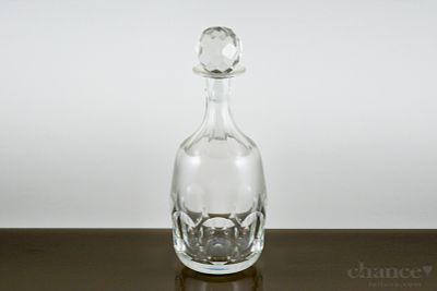 Garrafa em Cristal com decoração em baixo relevo. Tampa adaptada (pequeno defeito na tampa). 
