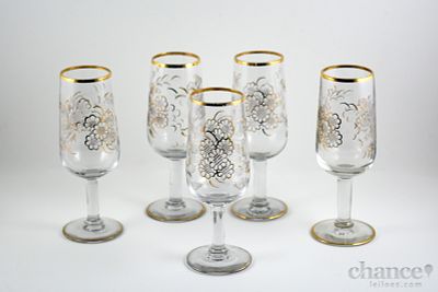 5 Copinhos de pé alto com decoração floral a dourado em baixo relevo. Alt. 13cm