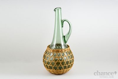 Jarro vintage de bordo bojudo em Vidro esverdeado com revestimento em verga. Alt. 29cm