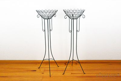 Par de grandes Colunas em Metal pintadas de verde para colocação de cachepots. Dim. 44*135cm