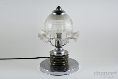 Candeeiro de mesa em Metal prateado com Tulipa em Vidro de bordo recortado. Sinais de uso. Alt. 28cm
