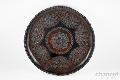 Tabuleiro em Couro. Tabuleiro antigo em Couro Lavrado. Sinais de uso. Diâm. 31cm