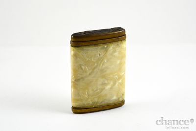 Fosforeira vintage em Latão com aplicação a simular madrepérola. Coleccionismo dos meados do 