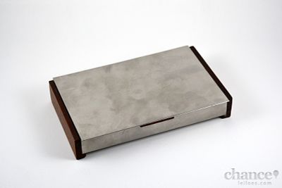 Caixa estilizada em Madeira e Metal prateado. Dim. 16*10cm