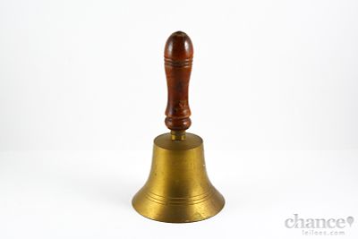 Sineta de mão em Latão com mão em Madeira. Sinais de uso. Alt. 15cm
