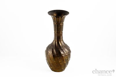 Jarra de base bojuda em Latão com relevos. Alt. 18cm