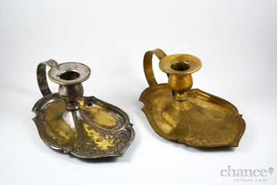 Par de Palmatórias antigas estilo Arte Nova com decoração vegetalista relevada. Sinais de uso. 