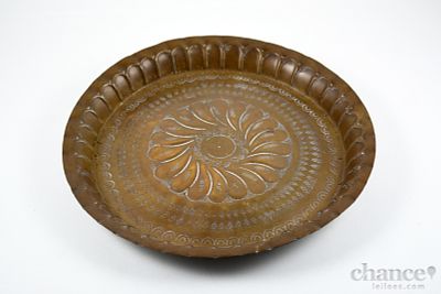 Vide poche antigo em Cobre com decoração relevada. Sinais de uso. Diâm. 21cm