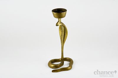 Castiçal "Naja". Castiçal Marroquino em forma de Naja em Metal amarelo. Sinais deuso. Alt. 24cm