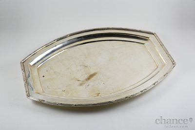 Travessa Casquinha. Travessa de bordo relevado em Casquinha. Marcada. Sinais de uso. Dim. 34*25,5cm