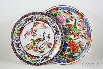 Dois Pratos decorativos em Porcelana Oriental com diferentes decorações policromadas de Pavão 