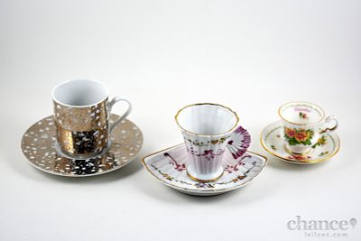 Três Chávenas em Porcelana Europeia: Uma Polaca decorada a prateado, uma Inglesa Miniatura com 