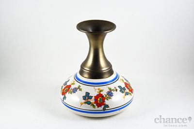 Jarra em Cerâmica com decoração floral policromada e topo em Metal prateado. Não marcada. Alt. 15cm