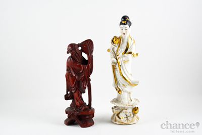 Duas Esculturas Orientais: Guanyin em Porcelana com flor de lótus e Sábio em Madeira. Alt. 16 e 13cm