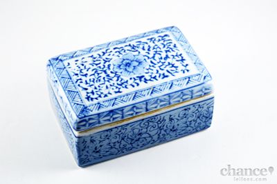 Caixa rectangular em Porcelana Chinesa com decoração floral e vegetalista em tons de azul. Dim. 