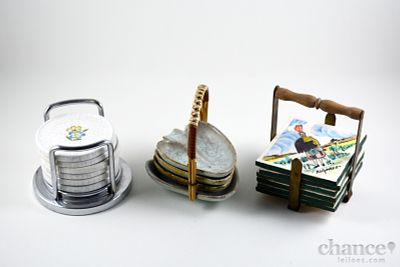 Três Conjuntos vintage: Três Cinzeiros, Seis bases redondas com decoração "craquelada" e floral 