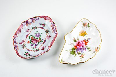 Dois Covilhetes em Porcelana: um Inglês da Royal Crown Derby em forma de leque com decoração 