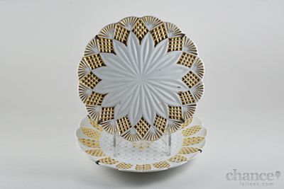 Dois Pratos antigos em Porcelana Europeia com decoração a ouro e relevada. Com aranhas para 