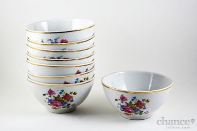 8 Tigelas em Porcelana de Aveiro com decoração floral policromada e bordo dourado. Marcadas 