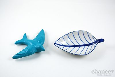 Duas Peças: Aneleira Folha em Porcelana Tailandesa e Andorinha. Decoradas em diferentes tons de 