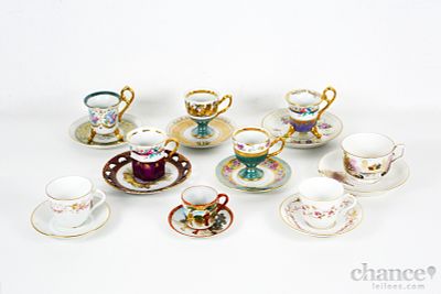 9 Chávenas de Café em Porcelana. Várias decorações e proveniências. Algumas com pires adaptados