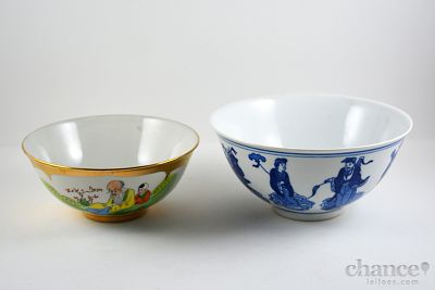 Duas Tigelas em Porcelana Oriental: uma com decoração de reservas policromadas sobre fundo 