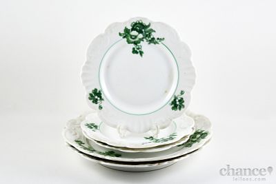 Pratos VA. Cinco Pratos em Porcelana da Vista Alegre de bordo recortado e orla relevada. 