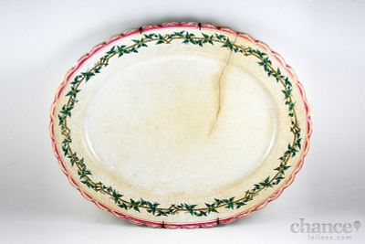 Travessa Inglesa do séc. XIX de bordo gomado e decoração vegetalista. Craquele acentuado e 