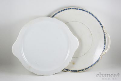 Pratos de servir. Dois Pratos de Servir em Porcelana, um de Coimbra com decoração geométrica e 