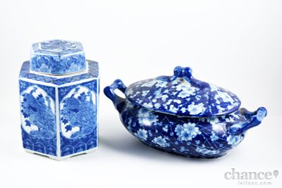 Peças Orientais. Duas Peças em Cerâmica Oriental com diferentes decorações em tons de azul. Pote 