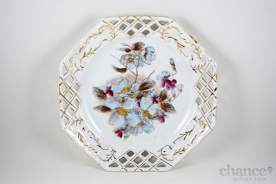 Prato decorativo antigo de possível origem Francesa com decoração floral policromada, aba com 