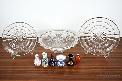 Peças em Vidro e Porcelana. Prato de servir de pé alto em Vidro relevado, dois Pratos de bordo 
