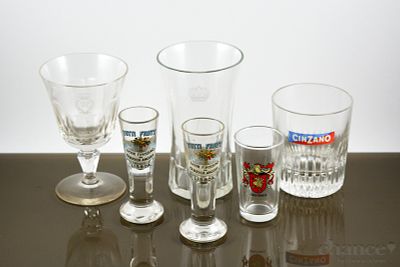 6 Copos em Vidro com diferentes decorações. Alt. 7 e 12,5cm