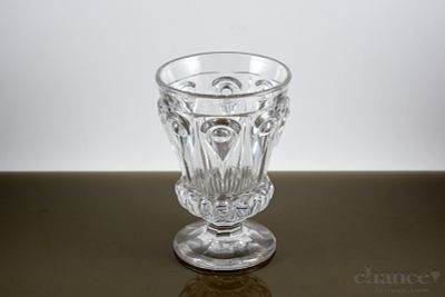 Copo Cristal. Copo antigo de pé alto em Cristal com decoração geométrica em relevo. Ínfimo toque 