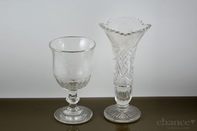 Duas Jarras de pé alto em Cristal: uma de bordo recortado e outra com decoração relevadas. Alt. 