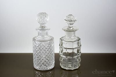 Dois Frascos vintage em Vidro com diferentes decorações relevadas. Um com pequenos defeitos na 
