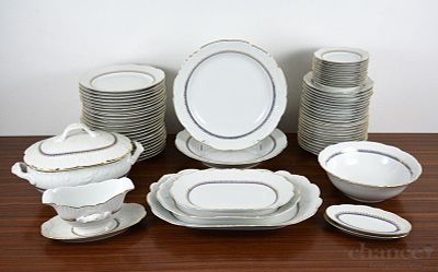 Serviço Clássico completo em Porcelana da Vista Alegre com decoração a dourado e azul. Composto 