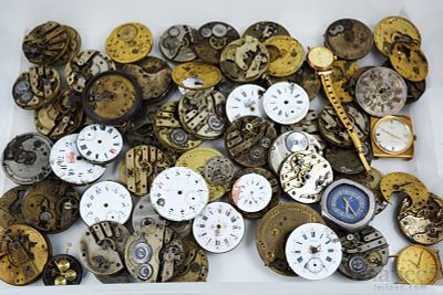 Lote de diversos mostradores, máquinas e outras peças de relojoaria antigos, com marcas como 