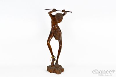 Guerreiro - Artesanato Africano de invulgar dimensão em Madeira. Assinado. Alt. 65cm