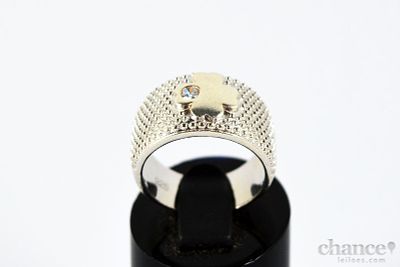 Anel em Prata Portuguesa com decoração picotada e Trevo com zircónia. Contraste Águia com toque 